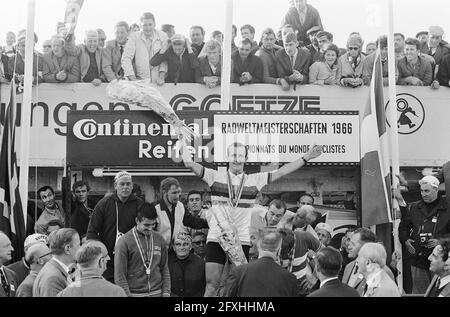 Weltmeisterschaft Radfahren auf dem Nürburgring 1966, Dolman auf dem Podium, 27. August 1966, WIELRENNEN, Podien, Weltmeisterschaften, Niederlande, Foto der Presseagentur des 20. Jahrhunderts, Nachrichten zum erinnern, Dokumentation, historische Fotografie 1945-1990, visuelle Geschichten, Menschliche Geschichte des zwanzigsten Jahrhunderts, Momente in der Zeit festzuhalten Stockfoto