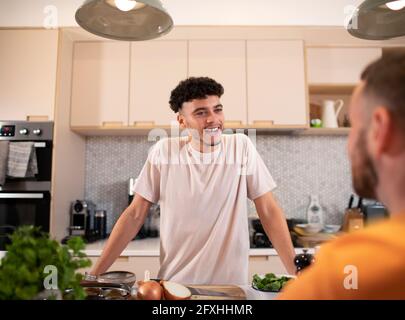 Gay Männlich Paar reden in Küche Stockfoto