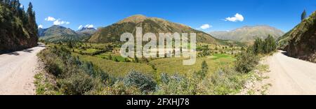 Andengebirge bei Ausangate, Maisfeld und Straße in der Nähe von Cusco oder Cuzco Stadt in Peru Stockfoto