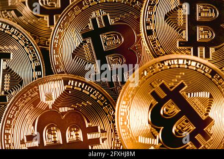 Nahaufnahme EINER Reihe von goldenen Bitcoins, die zusammen mit dem sichtbaren Logo gestapelt sind. Wachstumskonzept Für Kryptowährungen. Bitcoin-Dominanz-Konzept. Bergbau oder Blockchin Stockfoto