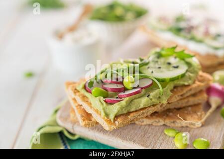 Gesundes Esskonzept - knusprige Brote mit Gurke und Radish auf weißem Hintergrund, Kopierraum Stockfoto