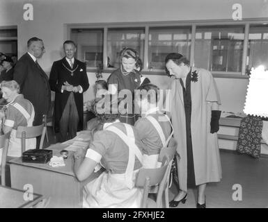 Arbeitsbesuch Königin Juliana Provinz Groningen, Besuch der landwirtschaftlichen Hausschule, 25. Mai 1954, Besuche, Hautpflegeschulen, Königin, Niederlande, Foto der Presseagentur des 20. Jahrhunderts, zu erinnerende Nachrichten, Dokumentarfilm, historische Fotografie 1945-1990, visuelle Geschichten, Menschliche Geschichte des zwanzigsten Jahrhunderts, Momente in der Zeit festzuhalten Stockfoto