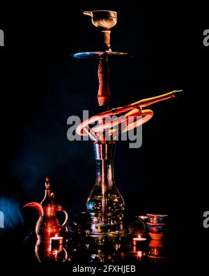 Der Kopf einer Shisha, Wasserpfeife oder Shisha mit glühender Kohle im Garten im Sommersonnenschein Deutschland, Kopf, Wasserpfeife, Rauchen, Arabeske Stockfoto