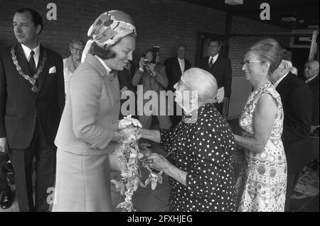 Arbeitsbesuch von Prinzessin Beatrix und Prinz Claus in der Provinz Utrecht, Beatrix und Claus besuchen Altenheim in Lopik, Blumen von 91-jähriger Anwohnerin, 23. August 1972, BLUMEN, Altenheime, Visits, Niederlande, Foto der Presseagentur des 20. Jahrhunderts, zu erinnerende Nachrichten, Dokumentarfilm, historische Fotografie 1945-1990, visuelle Geschichten, Menschliche Geschichte des zwanzigsten Jahrhunderts, Momente in der Zeit festzuhalten Stockfoto