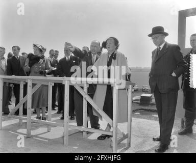 Arbeitsbesuch der Königin Juliana von Groningen, Ankunft Eelde, 25. Mai 1954, ANKUNFT, PROVINCIONS, Königin, Arbeitsbesuche, Niederlande, Foto der Presseagentur des 20. Jahrhunderts, Nachrichten zu erinnern, Dokumentarfilm, historische Fotografie 1945-1990, visuelle Geschichten, Menschliche Geschichte des zwanzigsten Jahrhunderts, Momente in der Zeit festzuhalten Stockfoto
