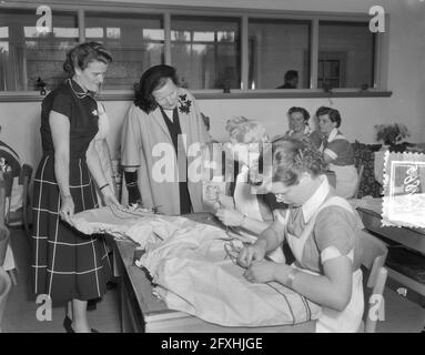 Arbeitsbesuch Königin Juliana Provinz Groningen, Besuch der landwirtschaftlichen Hausschule, 25. Mai 1954, Besuche, Hautpflegeschulen, Königin, Niederlande, Foto der Presseagentur des 20. Jahrhunderts, zu erinnerende Nachrichten, Dokumentarfilm, historische Fotografie 1945-1990, visuelle Geschichten, Menschliche Geschichte des zwanzigsten Jahrhunderts, Momente in der Zeit festzuhalten Stockfoto