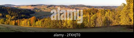 Herbstpanorama aus dem böhmischen und mährischen Hochland, dem Dorf Vecov, Zdarske vrchy, Tschechien Stockfoto