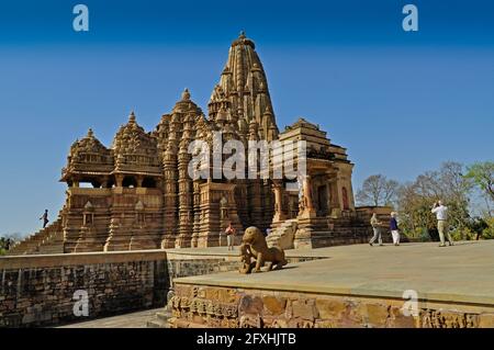 Khajuraho, Madhya Pradesh, Indien - März 2011: Besucher am Kandariya Mahadeva Tempel, eingeweiht Lord Shiva, westliche Tempel von Khajuraho am 21. Stockfoto