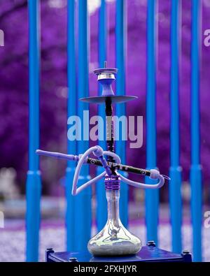 Der Kopf einer Shisha, Wasserpfeife oder Shisha mit glühender Kohle im Garten im Sommersonnenschein Deutschland, Kopf, Wasserpfeife, Rauchen, Arabeske Stockfoto