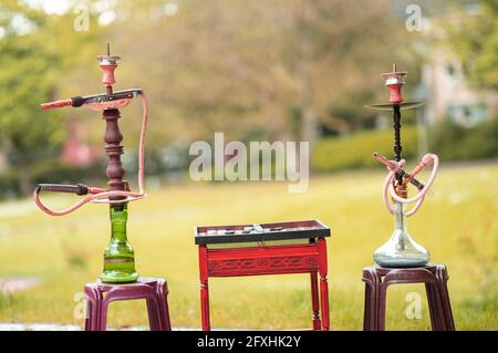 Der Kopf einer Shisha, Wasserpfeife oder Shisha mit glühender Kohle im Garten im Sommersonnenschein Deutschland, Kopf, Wasserpfeife, Rauchen, Arabeske Stockfoto