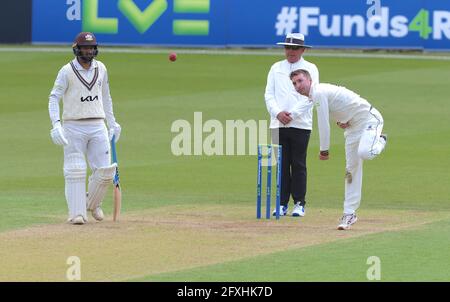 27. Mai 2021. London, Großbritannien. Gloucestershire Tom Smith Bowling als Surrey gegen Gloucestershire in der County Championship am Kia Oval, Tag eins. David Rowe/Alamy Live News. Stockfoto