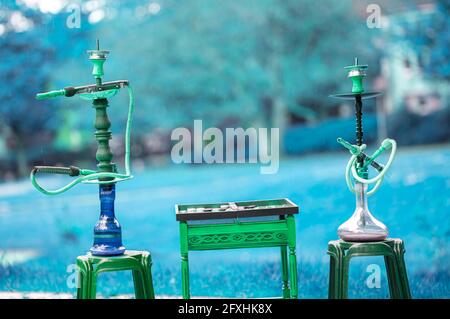 Der Kopf einer Shisha, Wasserpfeife oder Shisha mit glühender Kohle im Garten im Sommersonnenschein Deutschland, Kopf, Wasserpfeife, Rauchen, Arabeske Stockfoto