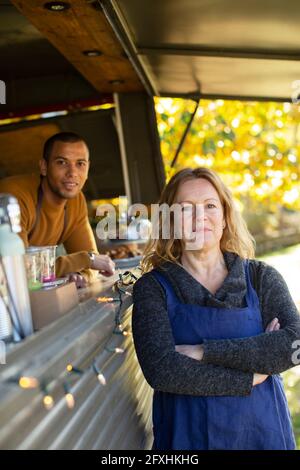 Portrait selbstbewusste Besitzer von Food Trucks Stockfoto
