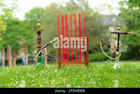 Der Kopf einer Shisha, Wasserpfeife oder Shisha mit glühender Kohle im Garten im Sommersonnenschein Deutschland, Kopf, Wasserpfeife, Rauchen, Arabeske Stockfoto