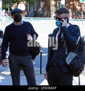 Jamie Lewis (blaue Maske) und Deniz Jaffer (schwarze Maske) von Metropolitan PC treffen am Westminster Magistrates Court, London, ein, das wegen Fehlverhaltens angeklagt ist Stockfoto