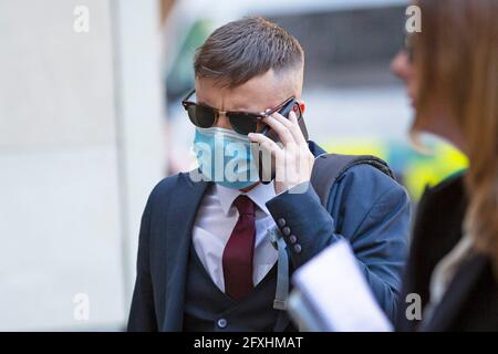 Jamie Lewis (blaue Maske) und Deniz Jaffer (schwarze Maske) von Metropolitan PC treffen am Westminster Magistrates Court, London, ein, das wegen Fehlverhaltens angeklagt ist Stockfoto