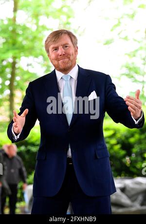 Tegelen, Niederlande. Mai 2021. König Willem-Alexander von den Niederlanden im openluchttheater De Doolhof in Tegelen, am 27. Mai 2021, um die Passionsspiele zu besuchen, an dem Proberegespräch mit dem Regisseur, den Schauspielern und dem künstlerischen Team während des regionalen Besuchs in Nord-Limburg teilzunehmen, Credit: Albert Nieboer/Netherlands OUT/Point de Vue OUT/dpa/Alamy Live News Stockfoto