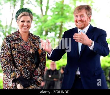 Tegelen, Niederlande. Mai 2021. König Willem-Alexander und Königin Maxima aus den Niederlanden am 27. Mai 2021 im openluchttheater De Doolhof in Tegelen, um die Passionsspiele zu besuchen, am Probergespräch mit dem Regisseur, den Schauspielern und dem künstlerischen Team teilzunehmen, während des regionalen Besuchs in Nord-Limburg, Quelle: Albert Nieboer/Niederlande OUT/Point de Vue OUT/dpa/Alamy Live News Stockfoto