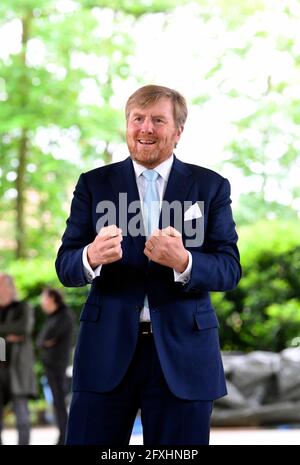 Tegelen, Niederlande. Mai 2021. König Willem-Alexander von den Niederlanden im openluchttheater De Doolhof in Tegelen, am 27. Mai 2021, um die Passionsspiele zu besuchen, an dem Proberegespräch mit dem Regisseur, den Schauspielern und dem künstlerischen Team während des regionalen Besuchs in Nord-Limburg teilzunehmen, Credit: Albert Nieboer/Netherlands OUT/Point de Vue OUT/dpa/Alamy Live News Stockfoto