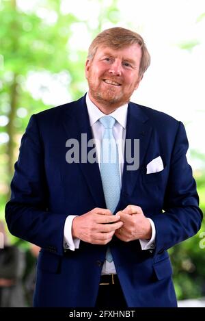 Tegelen, Niederlande. Mai 2021. König Willem-Alexander von den Niederlanden im openluchttheater De Doolhof in Tegelen, am 27. Mai 2021, um die Passionsspiele zu besuchen, an dem Proberegespräch mit dem Regisseur, den Schauspielern und dem künstlerischen Team während des regionalen Besuchs in Nord-Limburg teilzunehmen, Credit: Albert Nieboer/Netherlands OUT/Point de Vue OUT/dpa/Alamy Live News Stockfoto