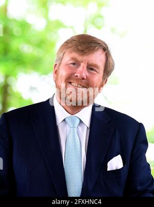 Tegelen, Niederlande. Mai 2021. König Willem-Alexander von den Niederlanden im openluchttheater De Doolhof in Tegelen, am 27. Mai 2021, um die Passionsspiele zu besuchen, an dem Proberegespräch mit dem Regisseur, den Schauspielern und dem künstlerischen Team während des regionalen Besuchs in Nord-Limburg teilzunehmen, Credit: Albert Nieboer/Netherlands OUT/Point de Vue OUT/dpa/Alamy Live News Stockfoto