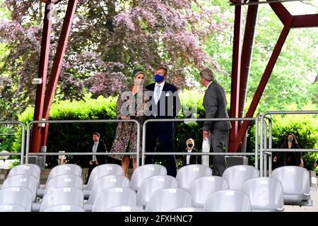 Tegelen, Niederlande. Mai 2021. König Willem-Alexander und Königin Maxima aus den Niederlanden am 27. Mai 2021 im openluchttheater De Doolhof in Tegelen, um die Passionsspiele zu besuchen, am Probergespräch mit dem Regisseur, den Schauspielern und dem künstlerischen Team teilzunehmen, während des regionalen Besuchs in Nord-Limburg, Quelle: Albert Nieboer/Niederlande OUT/Point de Vue OUT/dpa/Alamy Live News Stockfoto