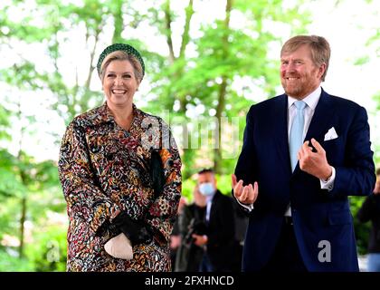 Tegelen, Niederlande. Mai 2021. König Willem-Alexander und Königin Maxima aus den Niederlanden am 27. Mai 2021 im openluchttheater De Doolhof in Tegelen, um die Passionsspiele zu besuchen, am Probergespräch mit dem Regisseur, den Schauspielern und dem künstlerischen Team teilzunehmen, während des regionalen Besuchs in Nord-Limburg, Quelle: Albert Nieboer/Niederlande OUT/Point de Vue OUT/dpa/Alamy Live News Stockfoto