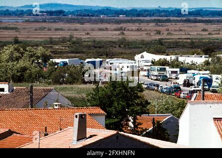 In Saintes-Maries-de-la-Mer ist seit Jahren ein friedliches Zusammenleben üblich. Saintes-Maries-de-la-Mer, Frankreich Stockfoto