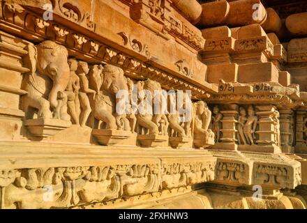 Elefantenskulpturen im Vishvanatha-Tempel, Khajuraho, Madhya Pradesh, Indien -UNESCO-Stätte. Stockfoto