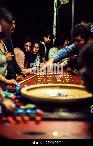 Roma Roulette in Saintes Maries de la Mer, Frankreich 1978 Stockfoto