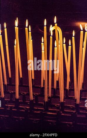 Hunderte von Kerzen beleuchten und erhitzen die Krypta der Kirche Notre-Dame-des-Saintes-Maries. Saintes-Maries-de-la-Mer, Frankreich Stockfoto