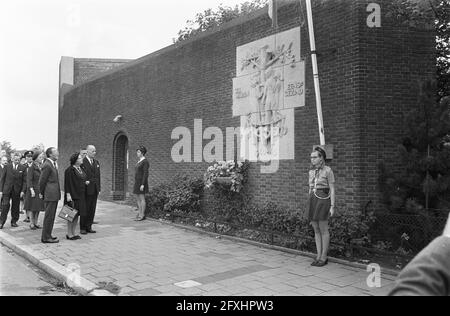 Königin Juliana und Prinz Bernhard sind beim 25. Todestag im Gefängnis Scheveningen (Oranjehotel) in der Todeszelle 601; Parade am Kriegsdenkmal an der Gefängnismauer vorbei, 12. September 1970, Paraden, Gefängnisse, queens, Walls, Kriegsdenkmäler, Niederlande, Presseagentur des 20. Jahrhunderts, Foto, zu erinnerende Nachrichten, Dokumentation, historische Fotografie 1945-1990, visuelle Geschichten, Menschliche Geschichte des zwanzigsten Jahrhunderts, Momente in der Zeit festzuhalten Stockfoto