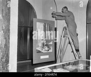 Der Ratsherrin Dr. P.J. Koets im Maagdenhuis am Spui eröffnet Shakespeare-Gedenkausstellung am Donnerstag während der Einrichtung, 22. April 1964, Niederlande, Presseagentur des 20. Jahrhunderts, Foto, Nachrichten zu erinnern, Dokumentarfilm, historische Fotografie 1945-1990, visuelle Geschichten, Menschliche Geschichte des zwanzigsten Jahrhunderts, Momente in der Zeit festzuhalten Stockfoto