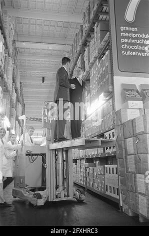Alderman Hamm eröffnete den ersten Selbstbedienungsgroßhändler Makro industriegebied Amstel, 31. Oktober 1968, Großhändler, Industriegebiete, Self-Service, Niederlande, Foto der Presseagentur des 20. Jahrhunderts, zu erinnerende Nachrichten, Dokumentarfilm, historische Fotografie 1945-1990, visuelle Geschichten, Menschliche Geschichte des zwanzigsten Jahrhunderts, Momente in der Zeit festzuhalten Stockfoto