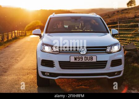 London, Großbritannien, 18. Mai 2021: Weißer Volkswagen Touareg R- Line Highline 2014 Stockfoto