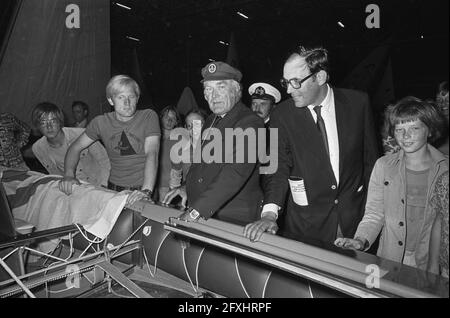 Der Ratsherr Lammers und Captain Baines (Figur in der Onedin-Linie, gespielt vom Schauspieler Howard lang) eröffnen Hafen- und Segelausstellung in Verbindung mit Sail Amsterdam, 15. August 1975, Schauspieler, Eröffnungen, Ratsmänner, Niederlande, Foto der Presseagentur des 20. Jahrhunderts, Nachrichten zu erinnern, Dokumentarfilm, historische Fotografie 1945-1990, visuelle Geschichten, Menschliche Geschichte des zwanzigsten Jahrhunderts, Momente in der Zeit festzuhalten Stockfoto