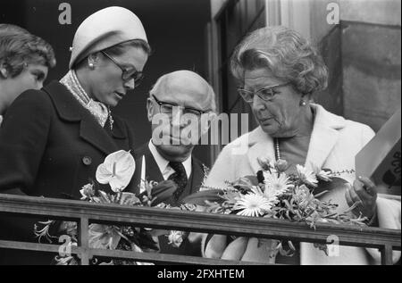 Königin Juliana und Prinzessin Gracia von Monaco beobachten Blumenparade vom Balkon Palast auf dem Dam-Platz, 16. September 1972, BLUMEN, Balkone, queens, Niederlande, Presseagentur des 20. Jahrhunderts, Foto, zu erinnerende Nachrichten, Dokumentarfilm, historische Fotografie 1945-1990, visuelle Geschichten, Menschliche Geschichte des zwanzigsten Jahrhunderts, Momente in der Zeit festzuhalten Stockfoto