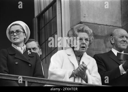 Königin Juliana und Prinzessin Gracia von Monaco beobachten Blumenparade vom Balkon Palast auf dem Dam-Platz, HM und Prinzessin Gracia auf dem Balkon, 16. September 1972, Balkone, Königinnen, Niederlande, Presseagentur des 20. Jahrhunderts, Foto, Nachrichten zum erinnern, Dokumentarfilm, historische Fotografie 1945-1990, visuelle Geschichten, Menschliche Geschichte des zwanzigsten Jahrhunderts, Momente in der Zeit festzuhalten Stockfoto