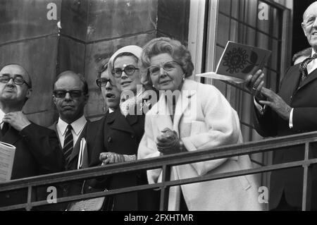 Königin Juliana und Prinzessin Gracia von Monaco beobachten Blumenparade vom Balkon Palast auf dem Dam-Platz, HM und Prinzessin Gracia auf dem Balkon, 16. September 1972, Balkone, Königinnen, Niederlande, Presseagentur des 20. Jahrhunderts, Foto, Nachrichten zum erinnern, Dokumentarfilm, historische Fotografie 1945-1990, visuelle Geschichten, Menschliche Geschichte des zwanzigsten Jahrhunderts, Momente in der Zeit festzuhalten Stockfoto