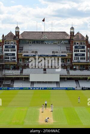 The Kia Oval, London, Großbritannien. Mai 2021. Eine allgemeine Ansicht, als Ryan Patel aus Surrey von einem kurzen Ball von Daniel Worrall aus Gloucestershire am 1. Tag des LV=Insurance County Championship-Spiels zwischen Surrey und Gloucestershire getroffen wird: Kredit: Ashley Western/Alamy Live News Stockfoto