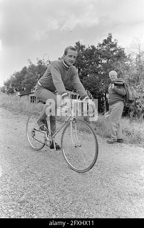 Straßenrennen, Amateurteam in Nuth, Nummer 21 und 22 Evert Dolman (Kopf), Nummer 19 und 20 auf dem Fahrrad, 17. August 1966, WIELRENEN, Radfahren, Niederlande, Presseagentur des 20. Jahrhunderts, Foto, Nachrichten zum erinnern, Dokumentarfilm, historische Fotografie 1945-1990, visuelle Geschichten, Menschliche Geschichte des zwanzigsten Jahrhunderts, Momente in der Zeit festzuhalten Stockfoto