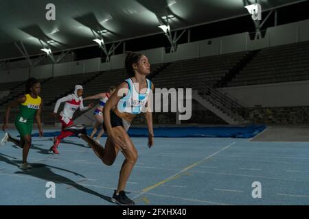 Läuferin und Feldläuferin überqueren die Ziellinie Stockfoto