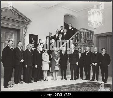 Königin Juliana empfing 35 Teilnehmer der Konferenz für Privatrecht in Paleis Huis Ten Bosch, 15. Oktober 1968, Gruppen, Anwälte, queens, königliche Familie, Empfänge, Niederlande, Foto der Presseagentur des 20. Jahrhunderts, Nachrichten zur Erinnerung, Dokumentarfilm, historische Fotografie 1945-1990, visuelle Geschichten, Menschliche Geschichte des zwanzigsten Jahrhunderts, Momente in der Zeit festzuhalten Stockfoto