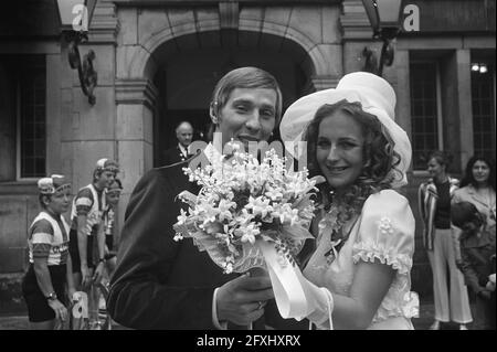 Der Radfahrer Leijn Loevesijn heiratet Ineke Vink im Rathaus Amsterdam, 25. August 1972, Hochzeiten, Rathäuser, Radler, Niederlande, Foto der Presseagentur des 20. Jahrhunderts, zu erinnerende Nachrichten, Dokumentarfilm, historische Fotografie 1945-1990, visuelle Geschichten, Menschliche Geschichte des zwanzigsten Jahrhunderts, Momente in der Zeit festzuhalten Stockfoto