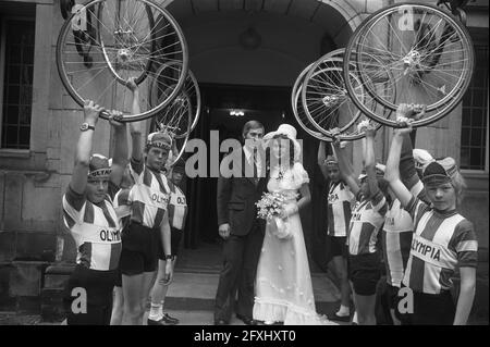 Der Radfahrer Leijn Loevesijn heiratet Ineke Vink im Stadhuis Amsterdam, 25. August 1972, Hochzeiten, Rathäuser, Radler, Niederlande, Foto der Presseagentur des 20. Jahrhunderts, zu erinnerende Nachrichten, Dokumentarfilm, historische Fotografie 1945-1990, visuelle Geschichten, Menschliche Geschichte des zwanzigsten Jahrhunderts, Momente in der Zeit festzuhalten Stockfoto