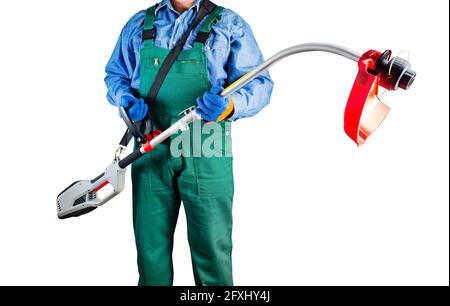 Isoliertes Foto eines Arbeiters in grünen Overalls, der den elektrischen Trimmer auf weißem Hintergrund hält. Stockfoto