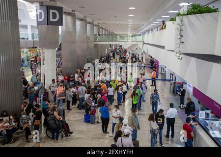 Mexiko-Stadt, Mexiko. Mai 2021. MEXIKO-STADT, MEXIKO - 26. MAI: Passagiere kommen am Internationalen Flughafen von Mexiko-Stadt an, um ihre Flüge zu besteigen. Der Flughafen ist voll, nachdem die Behörden am 26. Mai 2021 Flüge aufgrund der gelben Warnung des epidemiologischen Semaphors für Covid-19 in Mexiko-Stadt, Mexiko, zugelassen haben. (Foto von Eyepix/Sipa USA) Quelle: SIPA USA/Alamy Live News Stockfoto