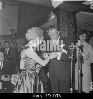 Willeke Alberti erhielt ersten Goldrekord, 2. März 1964, Records, die Niederlande, 20. Jahrhundert Presseagentur Foto, Nachrichten zu erinnern, Dokumentarfilm, historische Fotografie 1945-1990, visuelle Geschichten, Menschliche Geschichte des zwanzigsten Jahrhunderts, Momente in der Zeit festzuhalten Stockfoto
