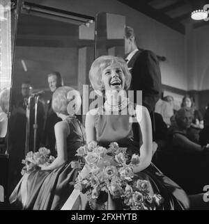 Willeke Alberti erhielt erste Goldrekord aus Händen des Phonogram-Direktors Jack Haslinghuis, Willeke Alberti, 2. März 1964, Regisseure, Niederlande, Presseagentur des 20. Jahrhunderts, Foto, Nachrichten zum erinnern, Dokumentarfilm, historische Fotografie 1945-1990, visuelle Geschichten, Menschliche Geschichte des zwanzigsten Jahrhunderts, Momente in der Zeit festzuhalten Stockfoto