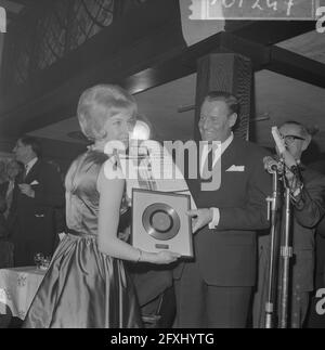 Willeke Alberti erhielt erste Goldrekord aus Händen des Phonogram-Regisseurs Jack Haslinghuis, Willeke Alberti Jack Haslinghuis (Direktor) mit Goldrekord, 2. März 1964, Directors, Niederlande, 20. Jahrhundert Presseagentur Foto, Nachrichten zu erinnern, Dokumentarfilm, historische Fotografie 1945-1990, visuelle Geschichten, Menschliche Geschichte des zwanzigsten Jahrhunderts, Momente in der Zeit festzuhalten Stockfoto